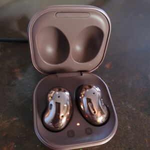 Samsung Wireless Earbuds with Charging Case. Galaxy Buds Live.